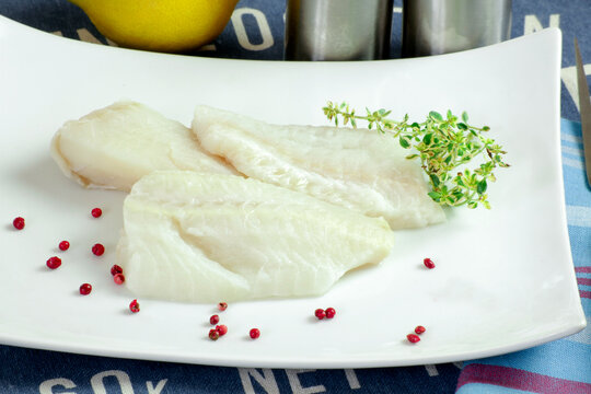 filet de loup de mer cru dans une assiette