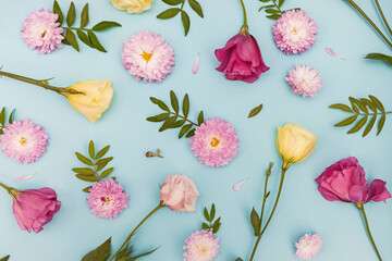 Kreative flache Komposition mit Blumen, Blättern und Blütenblättern. © Diana Vyshniakova