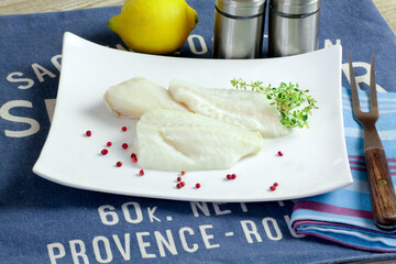 filet de loup de mer cru dans une assiette