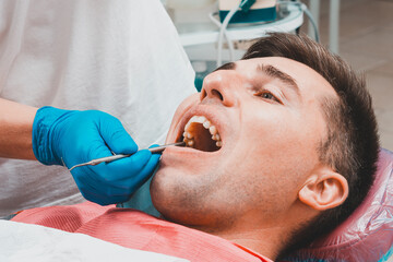 Visiting the dentist, the dentist evaluates the oral cavity and identifies problem areas of the teeth.