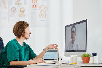 Obraz na płótnie Canvas Female doctor using telemedicine platform to communicate with sick patient