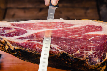 Cortando jamón ibérico a cuchillo