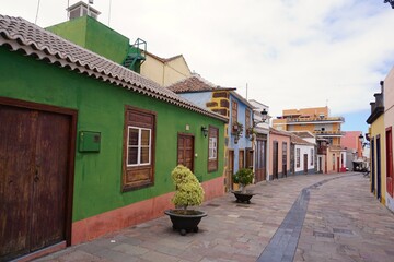 Bunte Häuser eines Dorfes auf La Palma