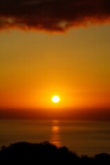 Unscharfer Sonnenuntergang über dem Atlantik