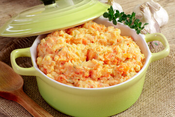 plat de purée de carottes sur une table