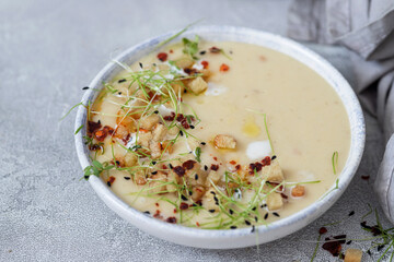 Soup with Jerusalem artichoke and bread croutons-