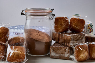 Desayuno con galletas, magdalenas, cacao y pan