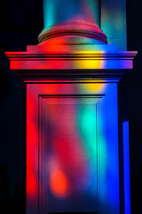 The colors of the rainbow are displayed on the column