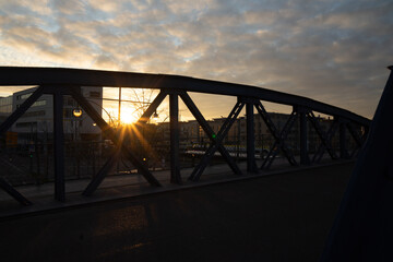 Blaue Brücke Freiburg bei Sonnenuntergang 