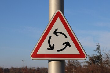 Panneau de signalisation de carrefour à sens giratoire, ville de Corbas, département du Rhône, France