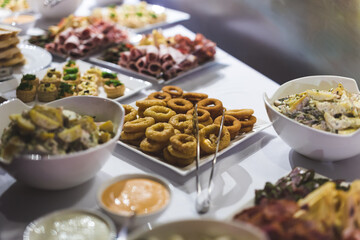 food plates in event - onion rings