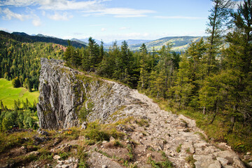 Skalne urwisko na szlaku na Nosal, Tatry, Polska © Przemysław Głowik