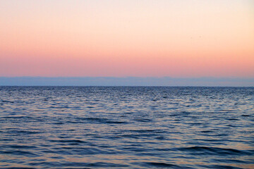 Obraz premium pink sunset sky, blue skyline and sea, natural background