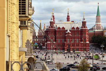 Obraz premium Moscow, Russia - November 1, 2020: Moscow Red Square with State Historical Museum and Kremlin. View of Tverskaya, Mokhovaya and Okhotny Ryad streets.
