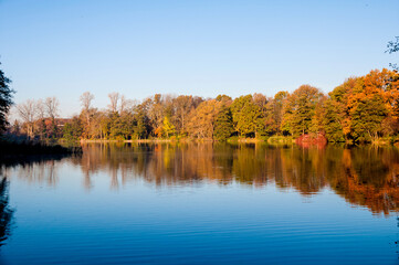 Fototapeta na wymiar Ein Herbsttag im Hermann -Löns-Park Hannover