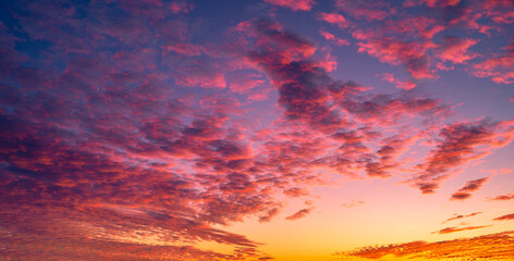 Lila Wolken bei Sonnenuntergang