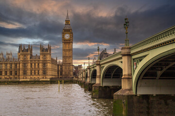 Naklejka premium Elizabeth tower and Big Ben next to Westminster Bridge