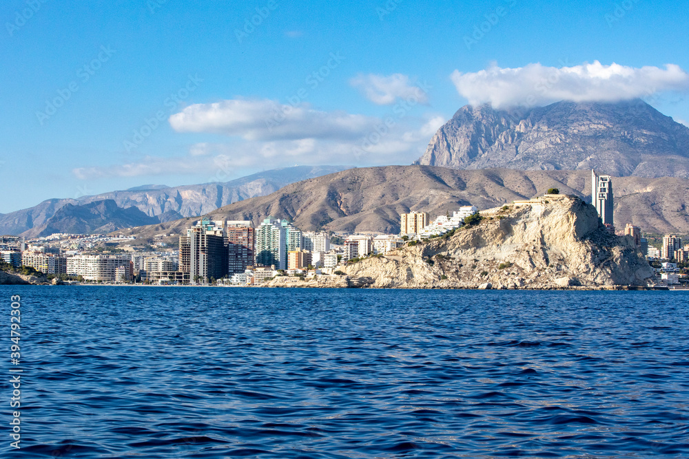 Poster ciudad de benidorm al atardecer vista desde el agua españa