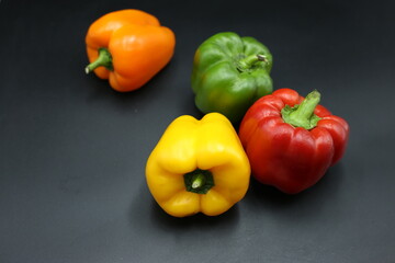Pimientos en fondo negro