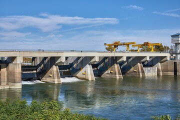 Hydroelectric powerplant with water splashing under the dam