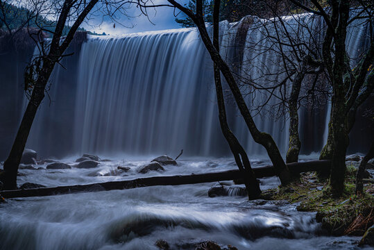 cascada en la presa del Pradillo, rascafria
