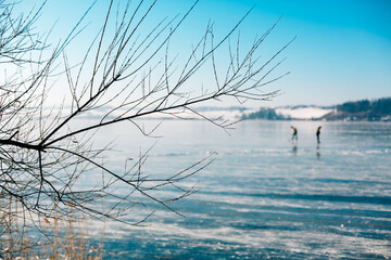 Eisläufer im Winter am gefrorenen See