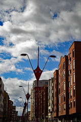 Laternen in der Ausfallstraße von Leon Richtung Westen. Hier verläuft der Jakobsweg.