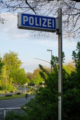 Polizeischild vor einer Polizeiwache in Deutschland