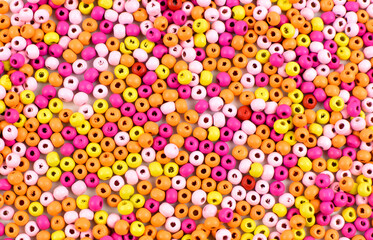 Kolorowe drewniane korale na różnych tłach.