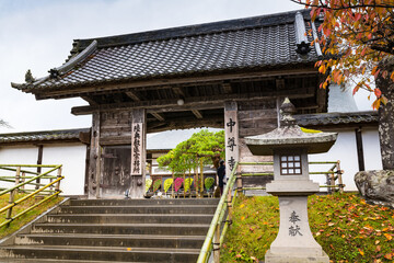 日本の世界遺産　岩手中尊寺紅葉の本坊表門