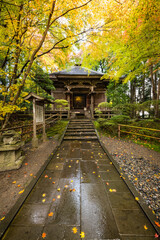Obraz premium 日本の世界遺産 岩手中尊寺雨の紅葉の峯薬師堂