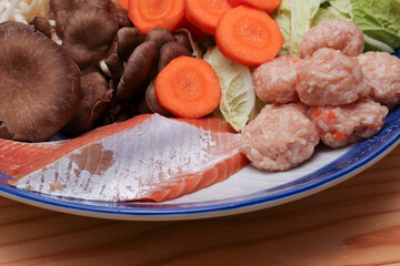 皿に盛りつけた鍋の具