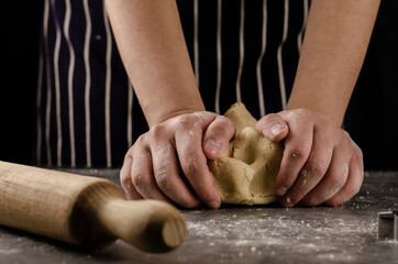 manos de mujer preparando masa para galletas de navidad