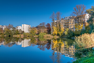 Obraz premium Park Lietzensee and buildings on the shore of Lake Lietzen in Berlin, Germany
