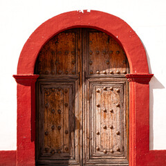 Puerta antigua de madera en México © adanzat
