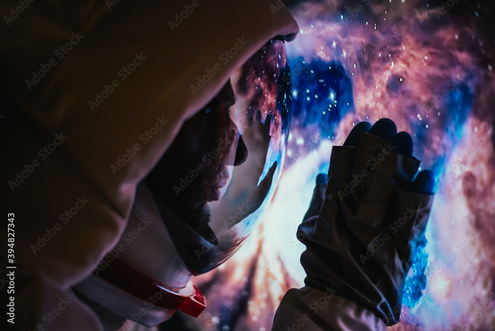 Poster astronaut looking deep space, galaxy and planets from the window of his capsule. concept about scien