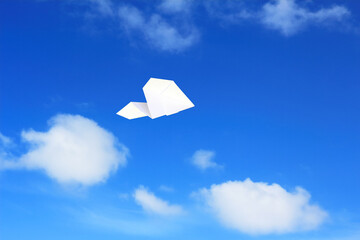 大空を飛ぶ紙ヒコーキ