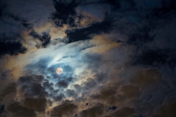 Fototapeta na wymiar Luna cubierta de nubes