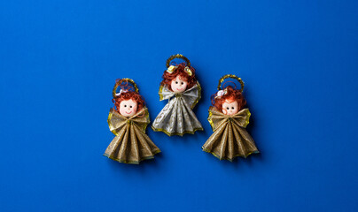 Angeles navideños hechos a mano con vestidos dorados y plateados