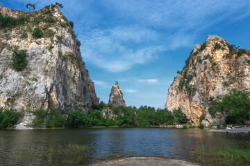 Fototapeta na wymiar Khao Ngu Stone,Stone mountain with blue sky and lake in front.