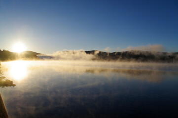 湖面から霧が立ち上る山中湖の朝