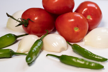 Tomates, chiles serrano y cebolla la mejor combinación para una salsa