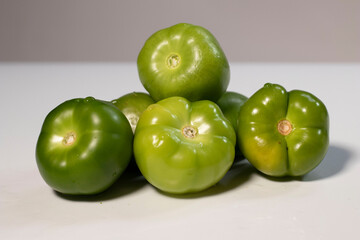 Tomates  verdes frescos 