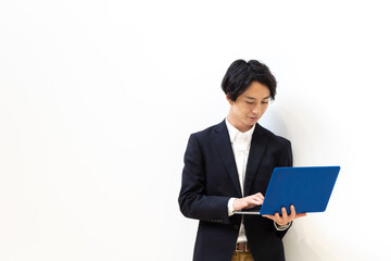パソコンを使う男性　白バックイメージ