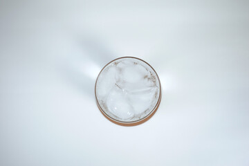 氷を入れたグラスに注いだサイダー
