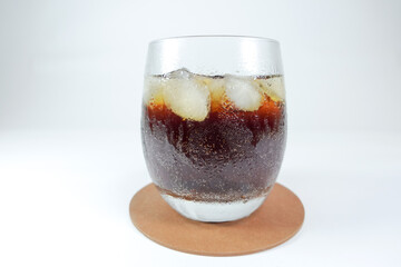氷を入れたグラスに注いだコーラ
