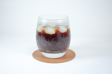 氷を入れたグラスに注いだコーラ
