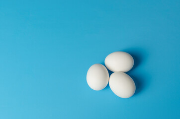 Huevos sobre fondo azul, aislado, recortables.