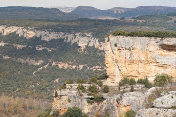 Fototapeta na wymiar Vista de la conjunción de los cañones del río Rudrón y el río Ebro cerca de Valdelateja. Tomada en el Parque Natural de las Hoces del Alto Ebro y Rudrón en octubre de 2020.