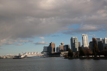 Obraz premium View of Vancouver downtown skyline and coal harbour during springtime seen from Vancouver Stanley Park, British Columbia, Canada.